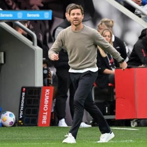 篮球-阿隆索选择留任，请为他高唱赞歌吧